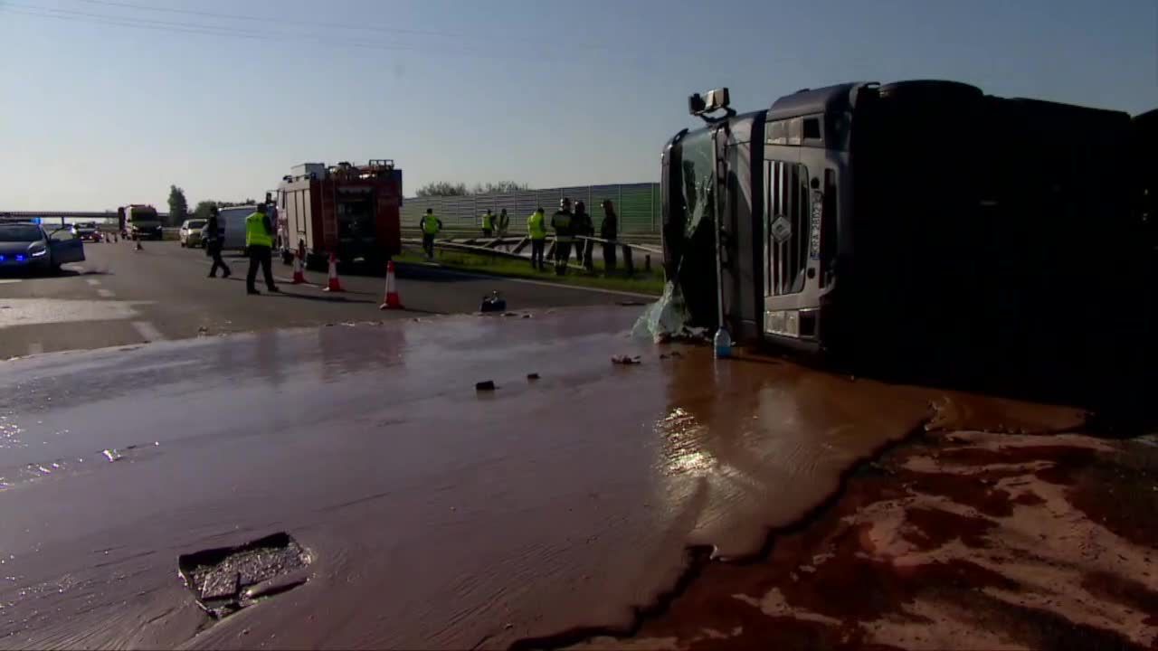 Słodka kraksa na A2. Wypadek cysterny z czekoladą!