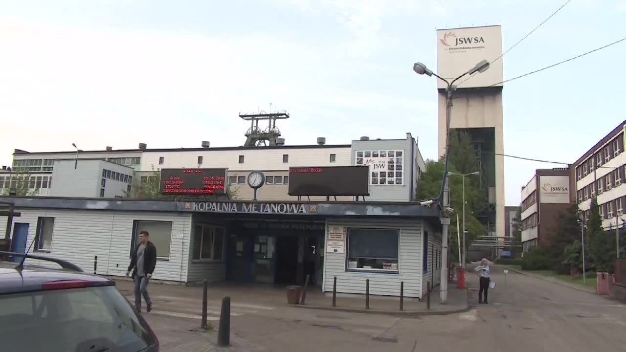 Ratownicy kontynuują akcję poszukiwawczą trzech górników w kopalni “Zofiówka”. Wyścig z czasem trwa już szóstą dobę.