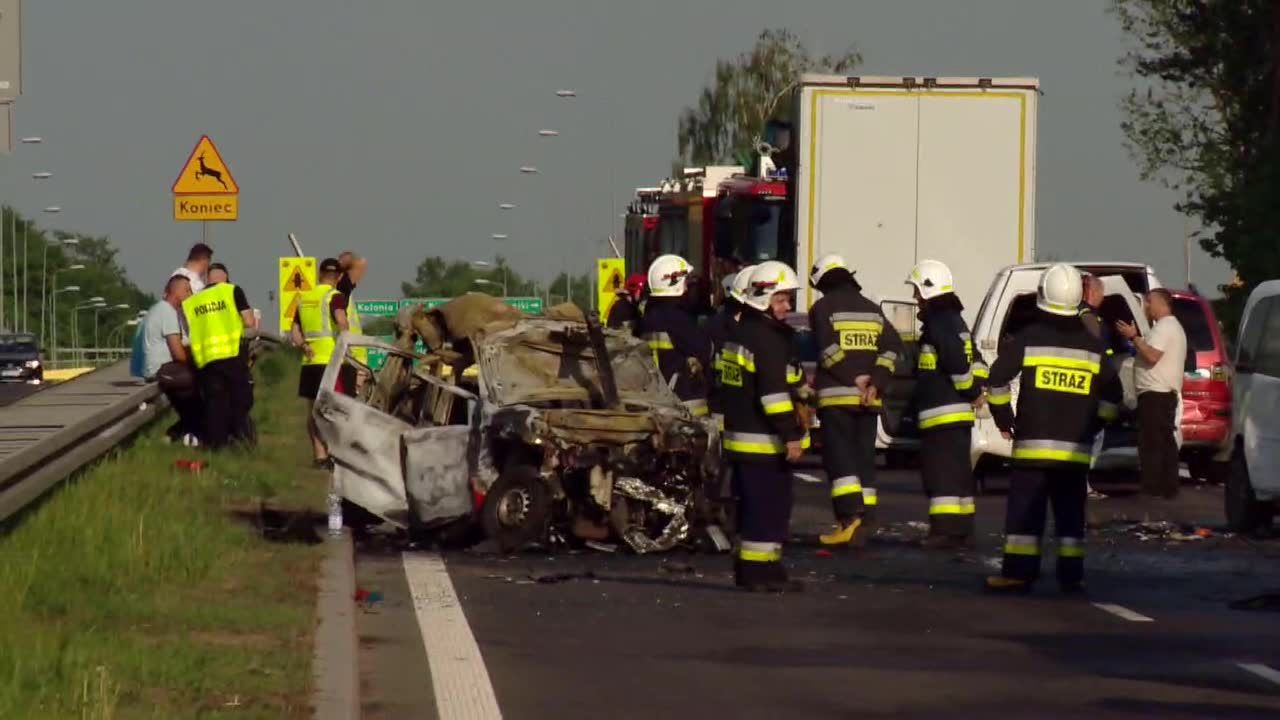 Karambol i pożar na S8. Cztery osoby ranne, w tym jedna ciężko