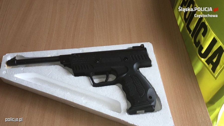 GROZIŁ DZIECIOM WIATRÓWKĄ