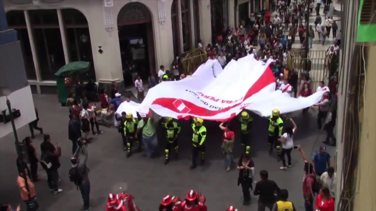 Peruwiańscy kibice przemaszerowali ulicami Limy, niosąc gigantyczną koszulkę reprezentacji.