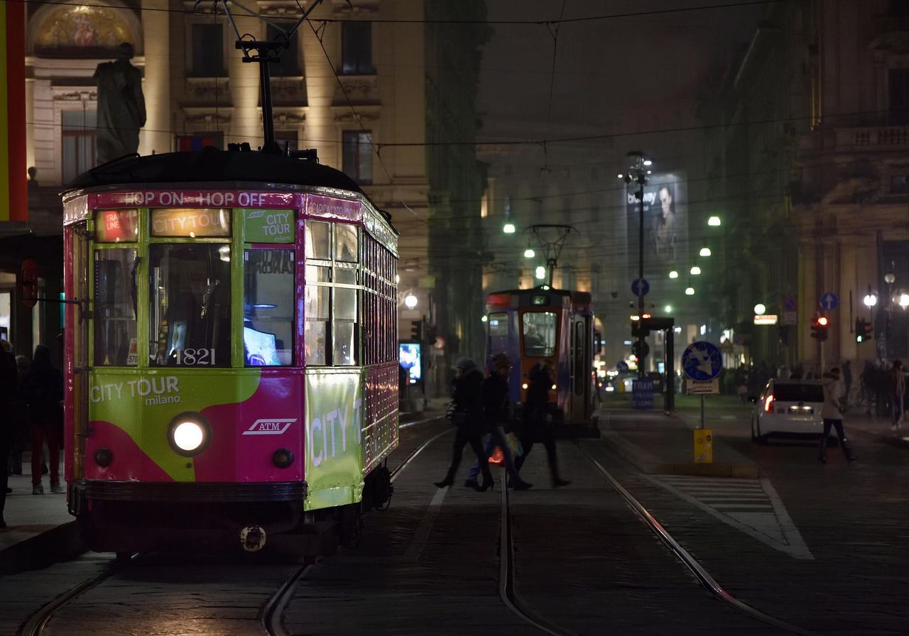 Piesi. Jak powinni prawidłowo nosić odblaski?