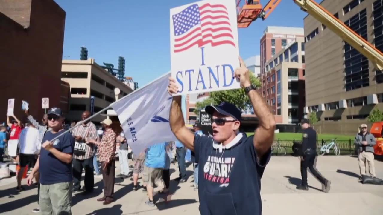 USA: sportowcy klękają podczas śpiewania hymnu. Demonstracje zwolenników i przeciwników