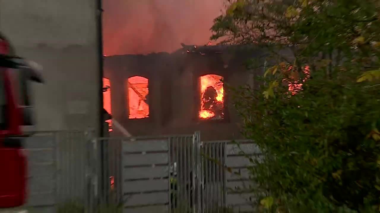 Pożar składowiska śmieci, zawalony dach. Do walki z ogniem stanęło 150 strażaków