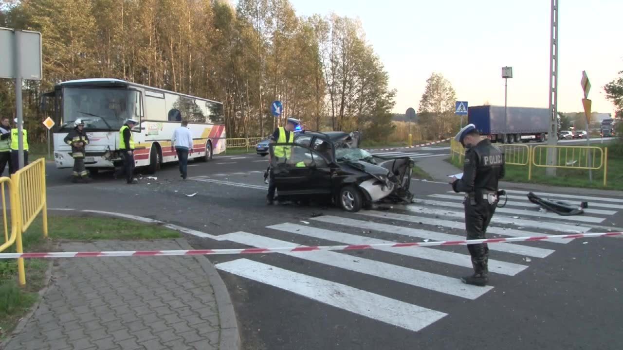 Nie żyje 18-latka, dwie 16-latki walczą o życie. Zderzenie autokaru i samochodu osobowego