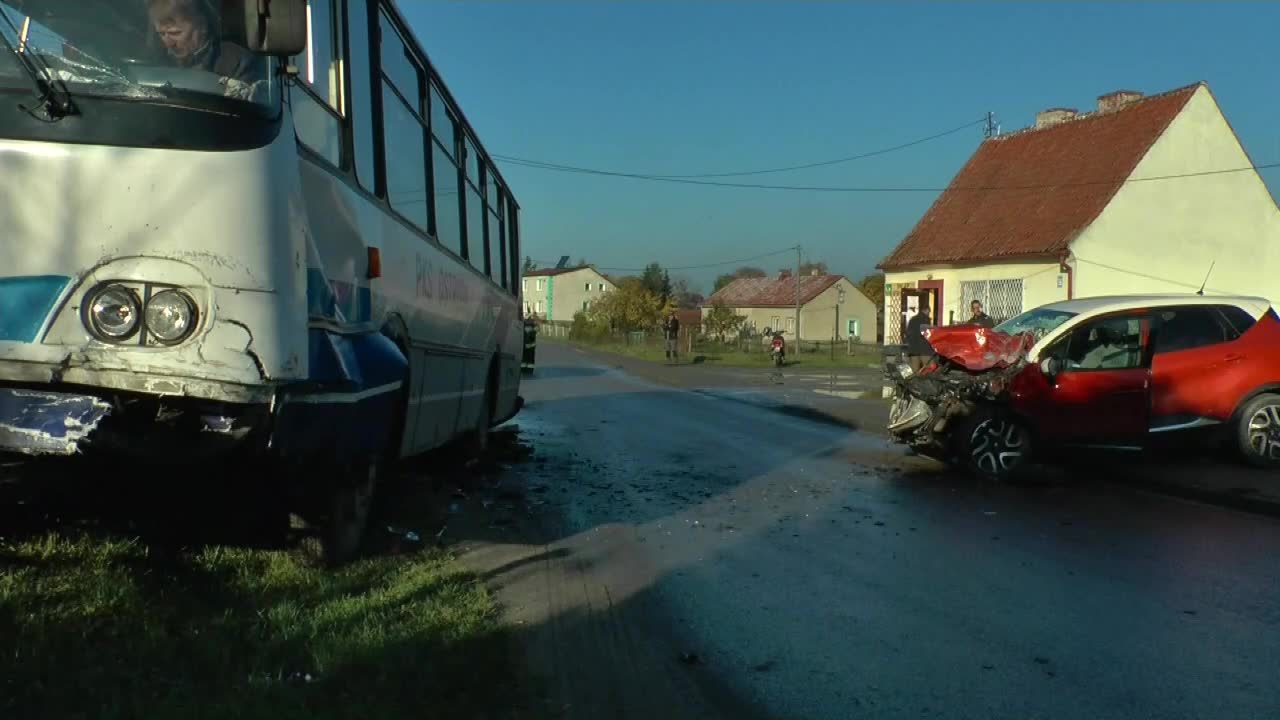 Osobówka uderzyła w szkolny autobus. Sześcioro dzieci rannych