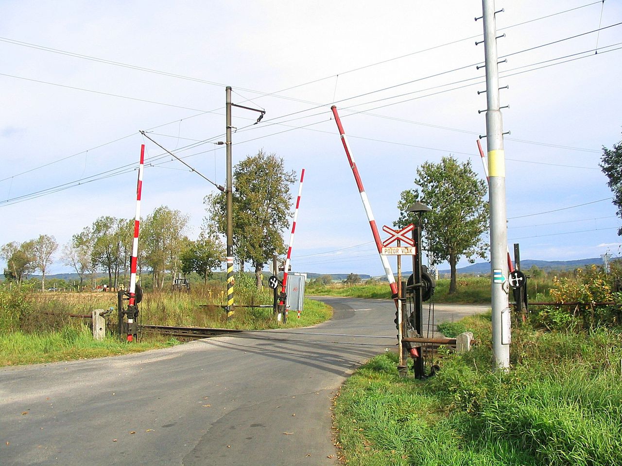 Śmiertelny wypadek na przejeździe kolejowym w Łodzi. Rogatki były podniesione