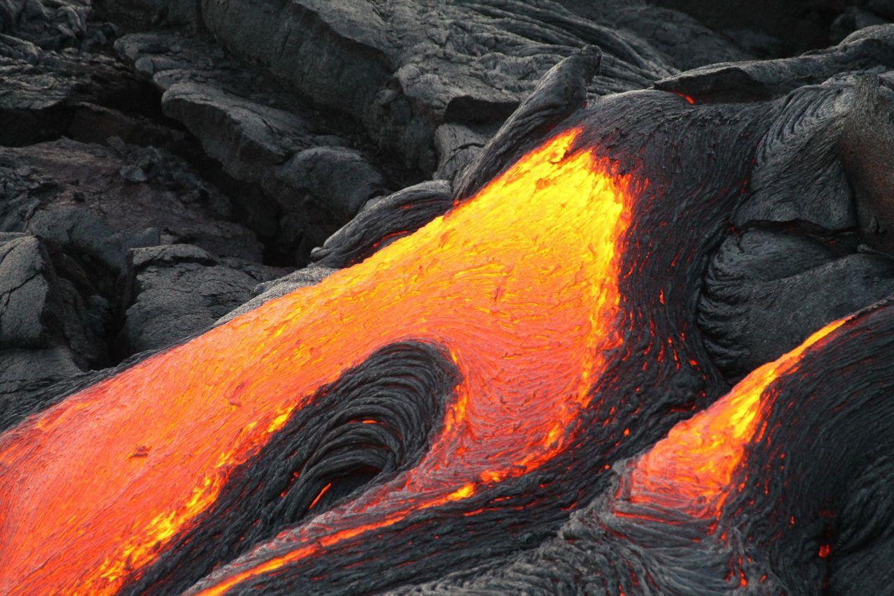 Lawa wypływa z wulkanu Kīlauea wprost do oceanu