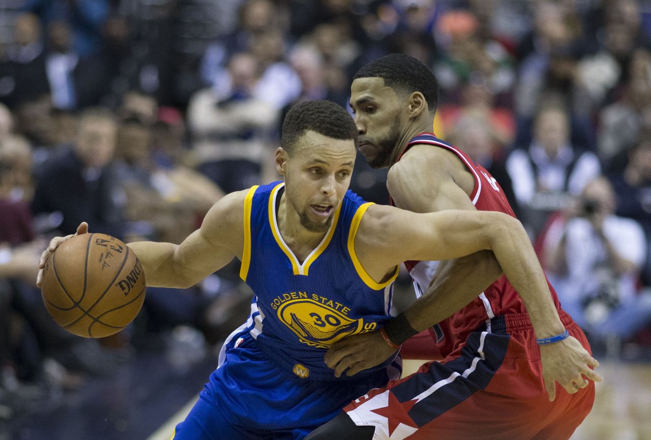 Trofeum dla zwyciązców NBA trafiło do San Francisco. Kibice Golden State Warriors stali w długiej kolejce, by zrobić sobie zdjęcie z pucharem