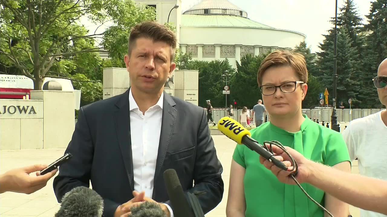 R. Petru: Komunizm wkrada się do naszych domów