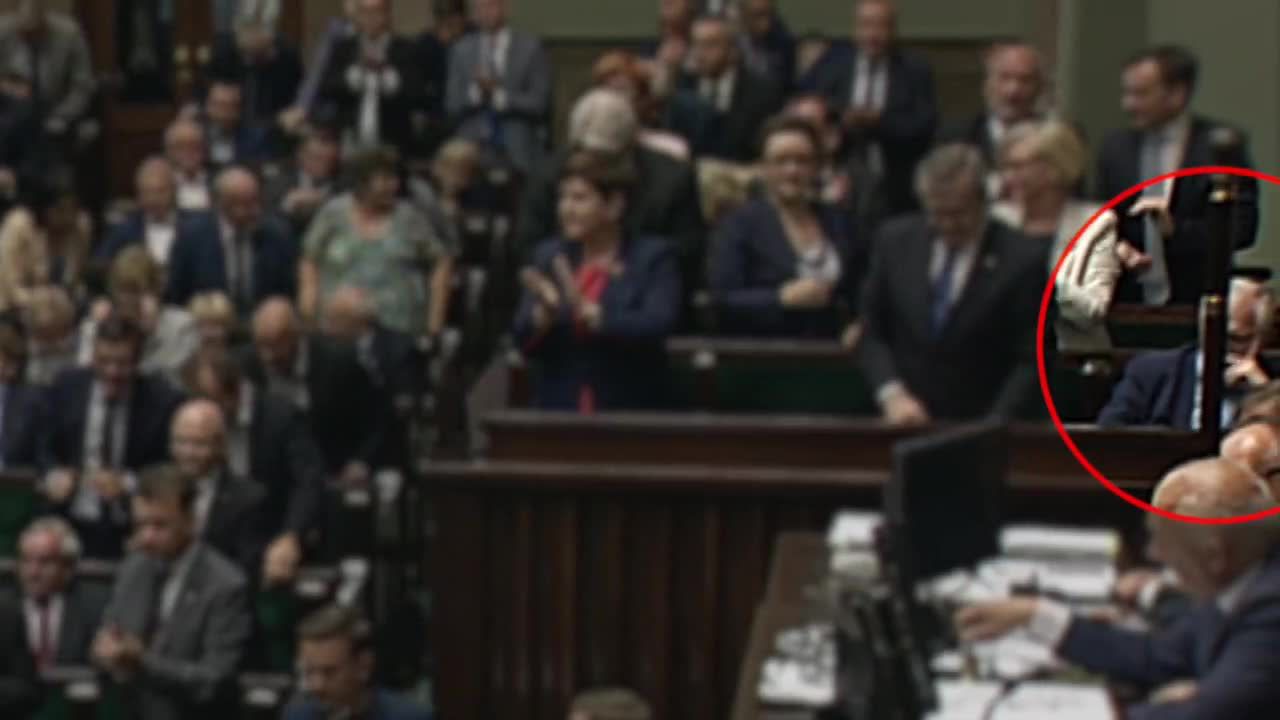 Nie wstał, nie klaskał. Minister Gowin hamletyzuje w rządowych ławach