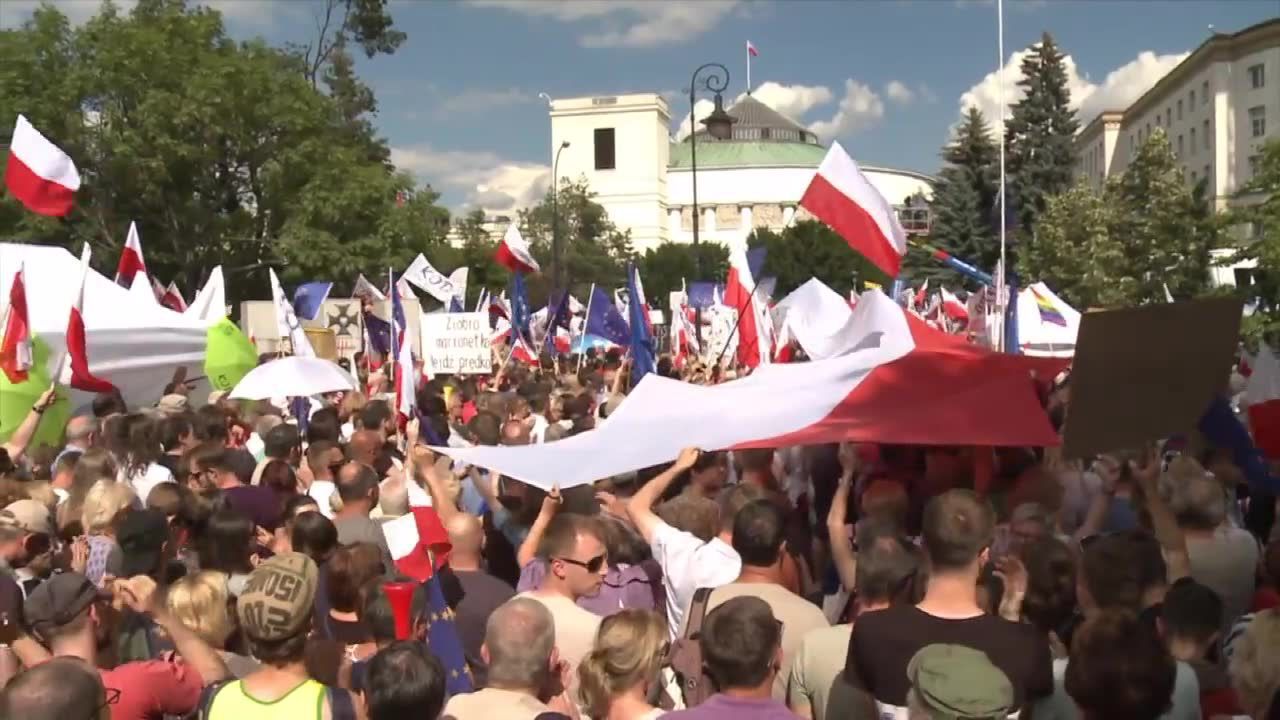 “Precz z kaczorem dyktatorem” – W. Frasyniuk przed Sejmem podczas demonstracji w obronie Sądu Najwyższego