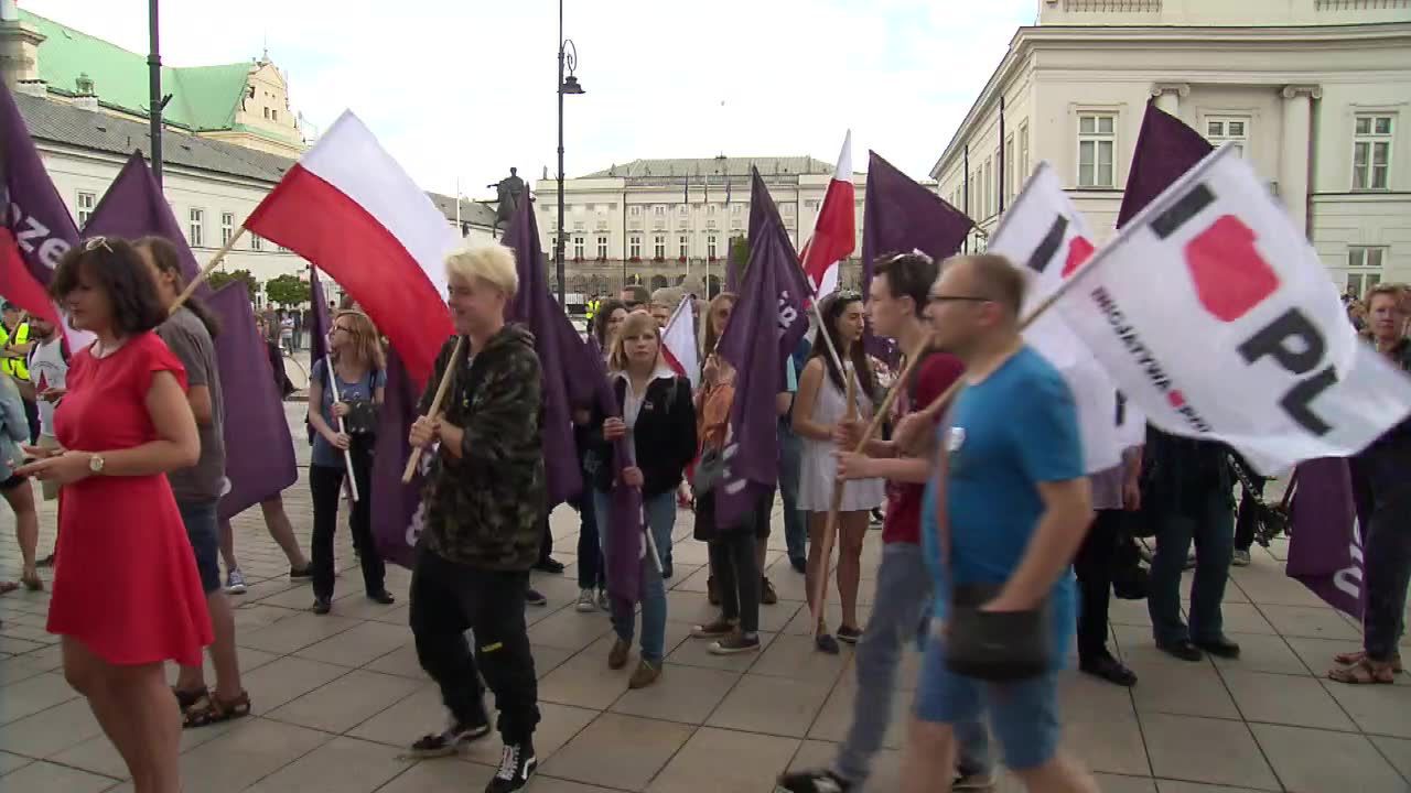 Partia Razem protestowała pod Pałacem Prezydenckim. “Działania PiS-u godzą w podstawowe prawa i wolności”