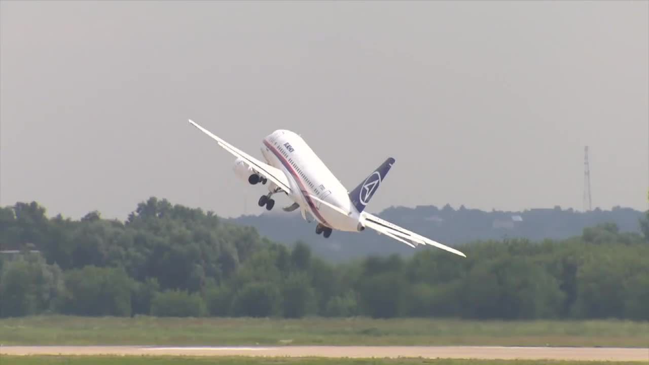 Podniebne akrobacje w wykonaniu samolotów bojowych i śmigłowców. Tak wyglądało Air Show w Moskwie