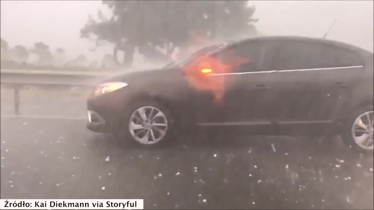 Grad wielkości piłek golfowych siał spustoszenie w Stambule. Wiele samochodów zostało uszkodzonych