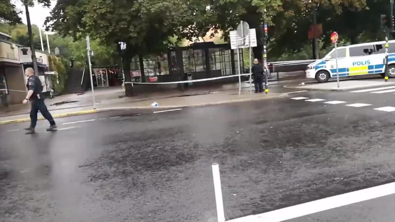 Brutalny napad na policjanta w Sztokholmie. Policjant został dźgnięty nożem w szyję