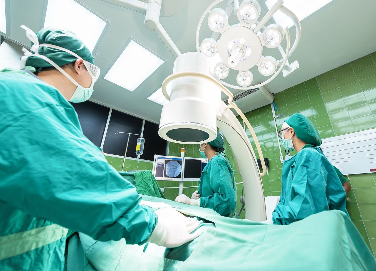 Lekarze wszczepili pacjentce innowacyjną protezę kolana