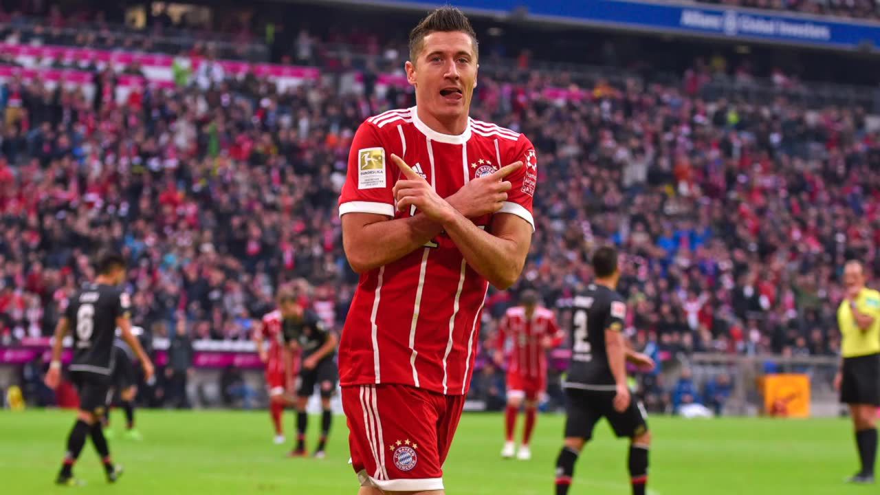 Robert Lewandowski trzecim piłkarzem świata według gry FIFA 21. Polak nieznacznie ustąpił Lionelowi Messiemu i Cristiano Ronaldo
