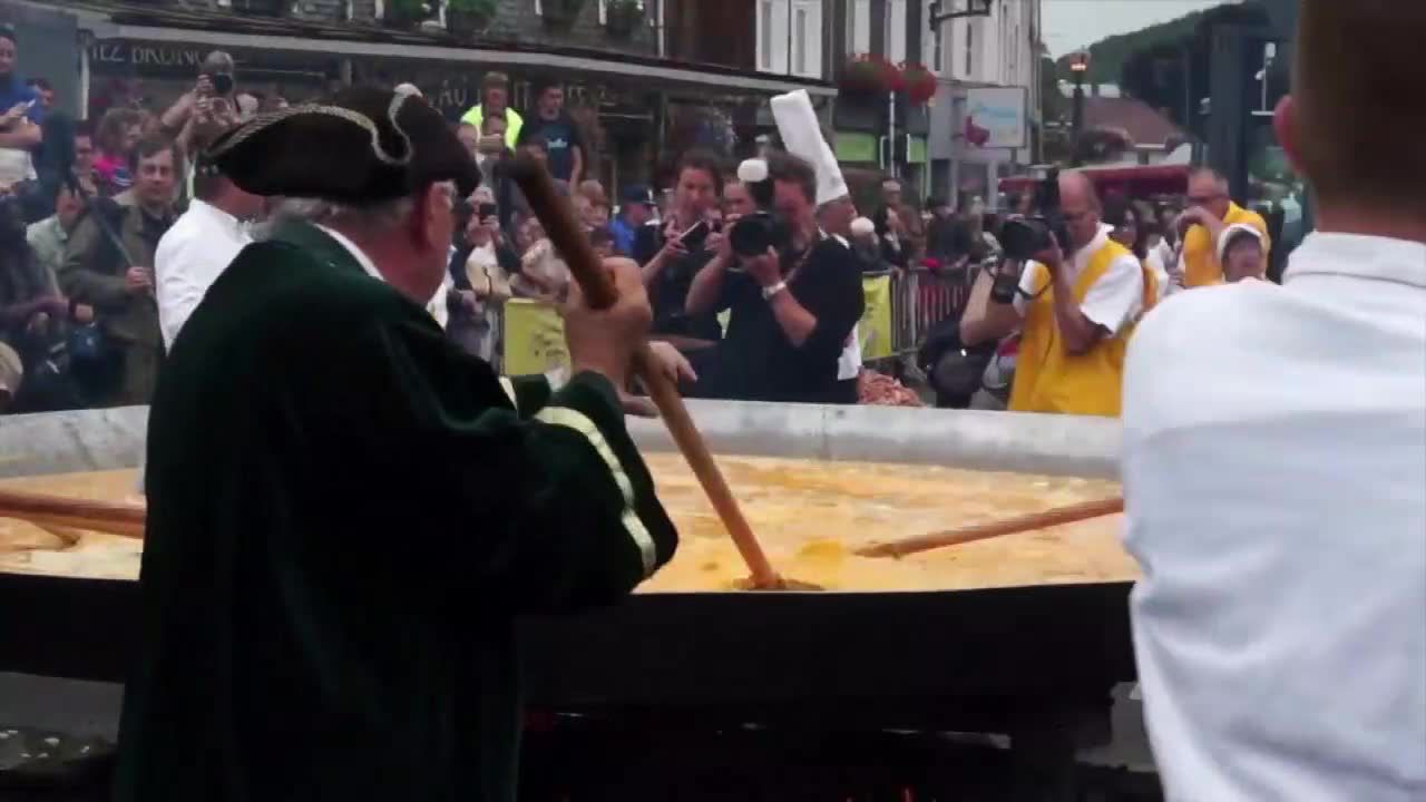 Na festiwalu w Belgii usmażono wyjątkowy omlet. Zużyto do niego ponad sześć tysięcy jajek