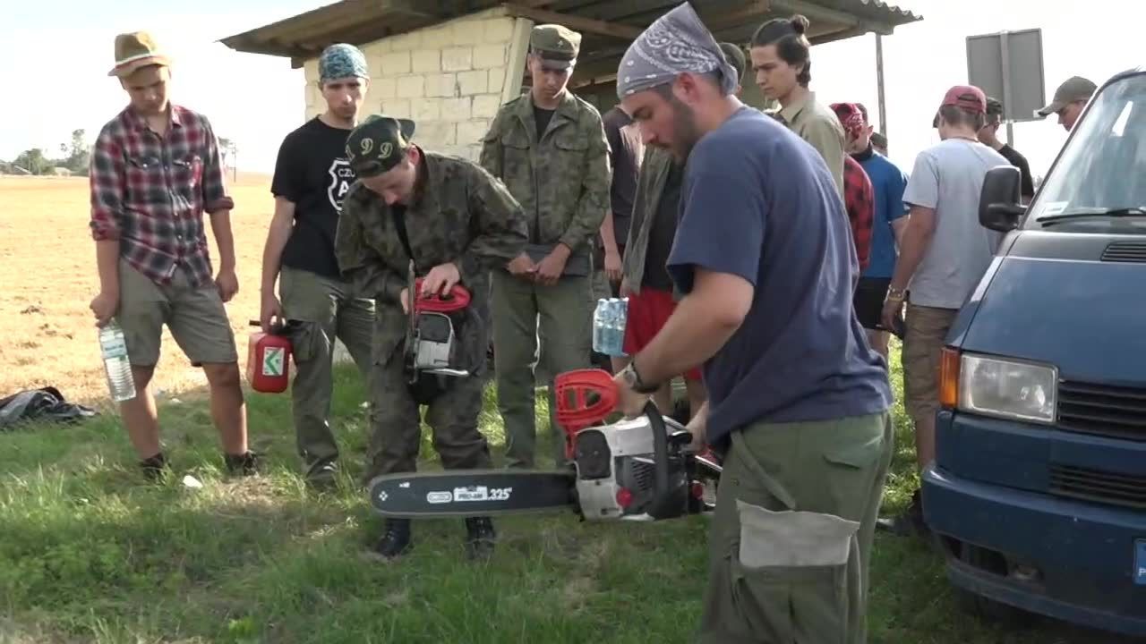 “Pomagamy, bo to nasz obowiązek”. Harcerze z Mazowsza sprzątają po nawałnicy na Pomorzu