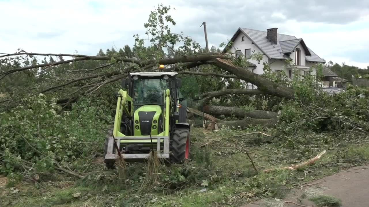 Mieszkańcy powiatu chojnickiego sprzątają po burzach. “Kto ma mniej pracy u siebie, pomaga sąsiadowi”