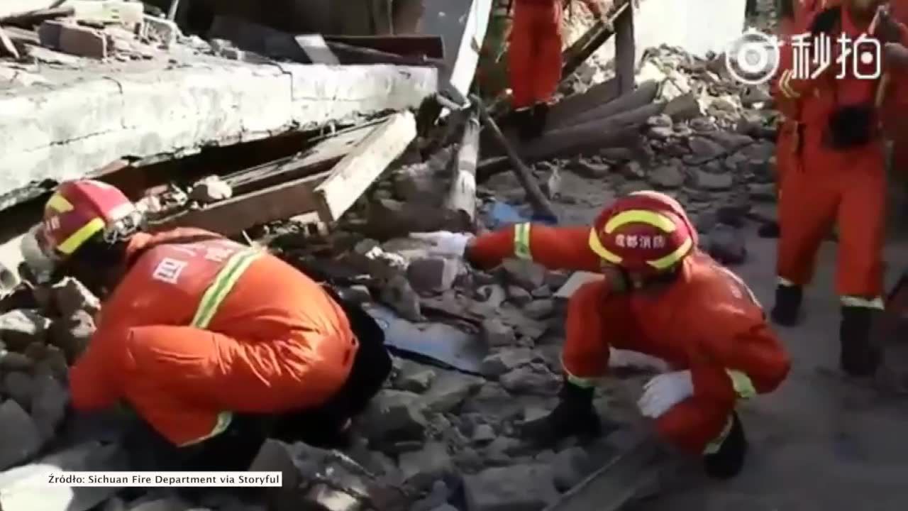 Trwa akcja ratunkowa po trzęsieniu ziemi w Chinach. Ratownicy sprawdzają gruzowiska