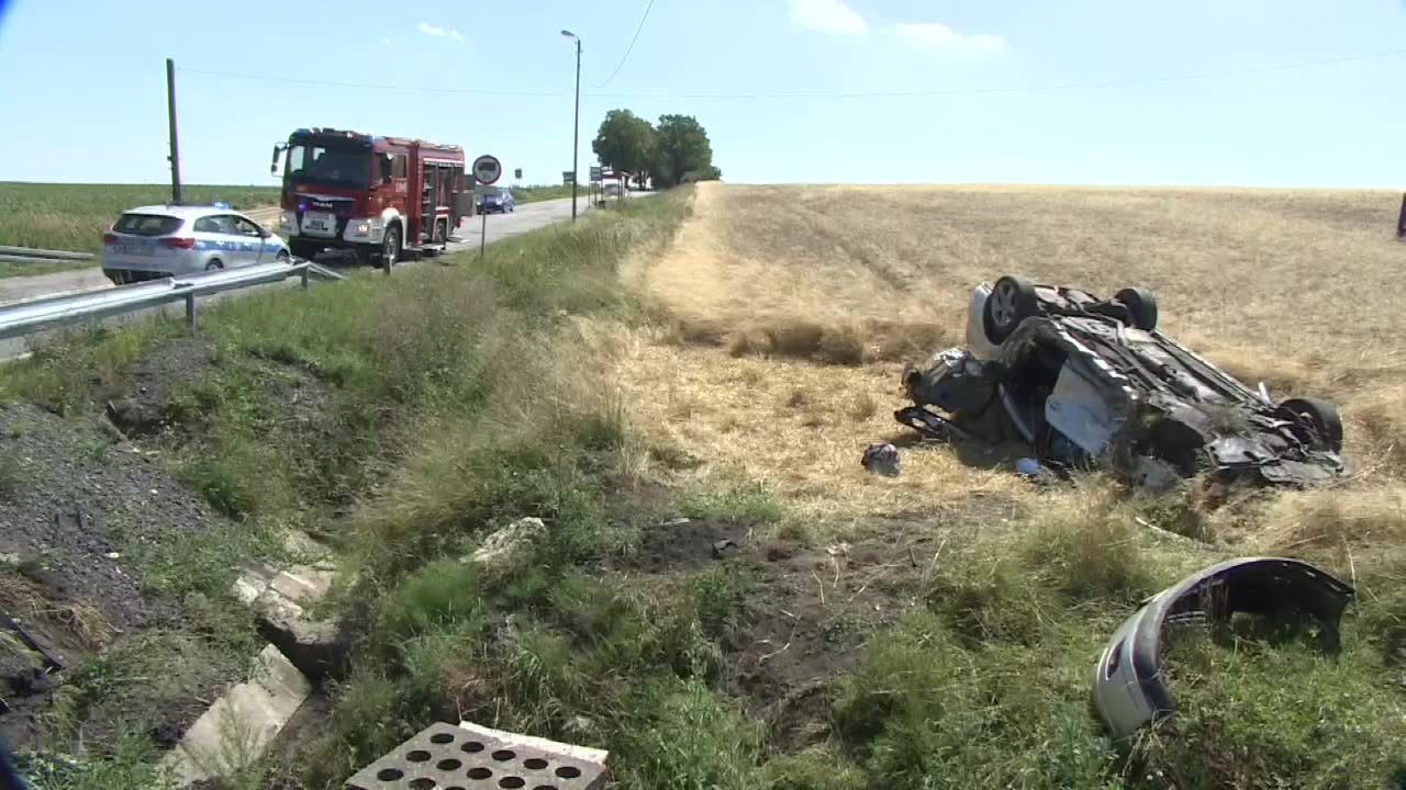 Zderzenie, dachowanie i siedem osób rannych, groźny wypadek na Śląsku