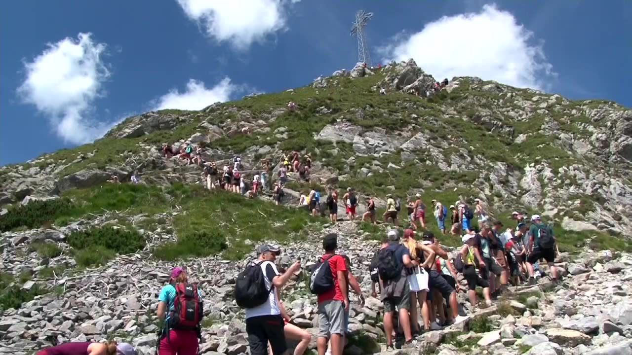 Giewont oblegany przez turystów. Aby zdobyć szczyt, trzeba swoje odczekać