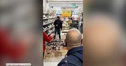 Nie miał na sobie maseczki w sklepie. Gdy zwrócono mu na to uwagę, zaczął rozbijać butelki alkoholu
