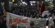Protest w Barcelonie przeciwko godzinie policyjnej i wprowadzeniu stanu wyjątkowego. Podpalano śmietniki