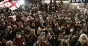 Tłum protestujących przed gruzińskim parlamentem. Protest przeciwko wynikom wyborów