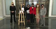 „Lewica posprząta po kościele katolickim”. Posłanki zbiły portret kard. S. Dziwisza i zebrały szczątki szczotkami