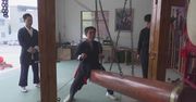 Boli od samego patrzenia. Mistrz kung fu ćwiczy technikę żelaznego krocza, uderzając się 50-kilogramową kłodą.