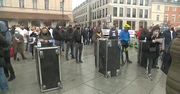 Protesty przedsiębiorców w Warszawie. W dzień na placu Zamkowym, wieczorem na Nowogrodzkiej