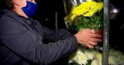 “Co to za premier, że dwa tygodnie temu nie wiedział, że będzie zamykał cmentarze?”. Agrounia położyła krzyż z kwiatów na pl. Piłsudskiego w Warszawie