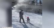 Dopiero co nauczyła się chodzić, a już jeździ na snowboardzie.