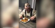 Głodny mężczyzna tnie sobie spaghetti nożyczkami, żeby było… szybciej
