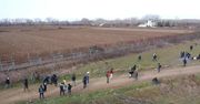 Uchodźcy maszerują w stronę granicy turecko-greckiej. Zdjęcia z drona pokazują dziesiątki osób