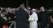 Złapała papieża za rękę i przyciągnęła. Franciszek się rozgniewał, potem przeprosił