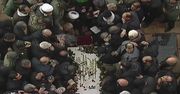 Setki ludzi na pogrzebie K. Sulejmaniego w jego rodzinnym mieście