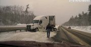 Kierowca wpadł w poślizg na oblodzonej drodze, uderzył w barierkę i stracił panowanie nad ciężarówką, która stanęła w poprzek autostrady