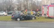 Samochód osobowy pod ciężarówką. Śmiertelny wypadek w Dolinie Służewieckiej w Warszawie