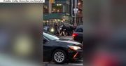 Kobieta wpadła pod samochód na zatłoczonych ulicach Manhattanu. Świadkowie rzucili się na pomoc