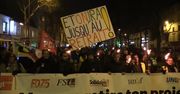 Tłum płonących pochodni na ulicach Paryża. Związkowcy protestują przeciwko reformie emerytalnej