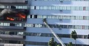 Pożar wieżowca w Los Angeles. Śmigłowiec straży pożarnej zabierał mieszkańców z dachu