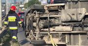 Samochód dostawczy na boku w Alejach Jerozolimskich. Zablokowana droga w kierunku centrum Warszawy