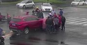 Podnieśli auto, by wyciągnąć spod niego potrąconego staruszka