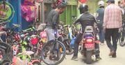 Nepalczycy przesiadają się na rowery. W większości sklepów zaczyna brakować towaru
