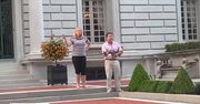 Obok ich domu przechodziła pokojowa demonstracja. Do jej uczestników machali pistoletami