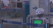 Na lotnisku w Atenach o zaleceniach sanitarnych przypominają podróżnym… roboty